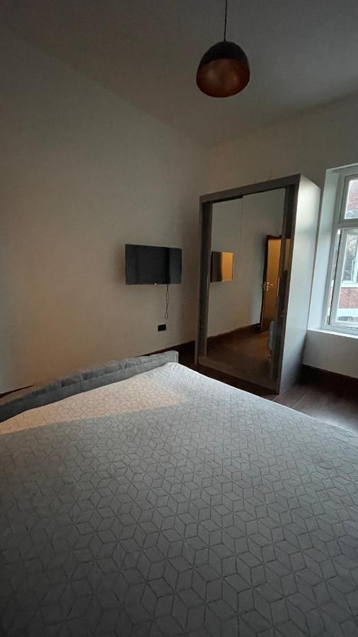 Moon House Central Location Манчестър Екстериор снимка