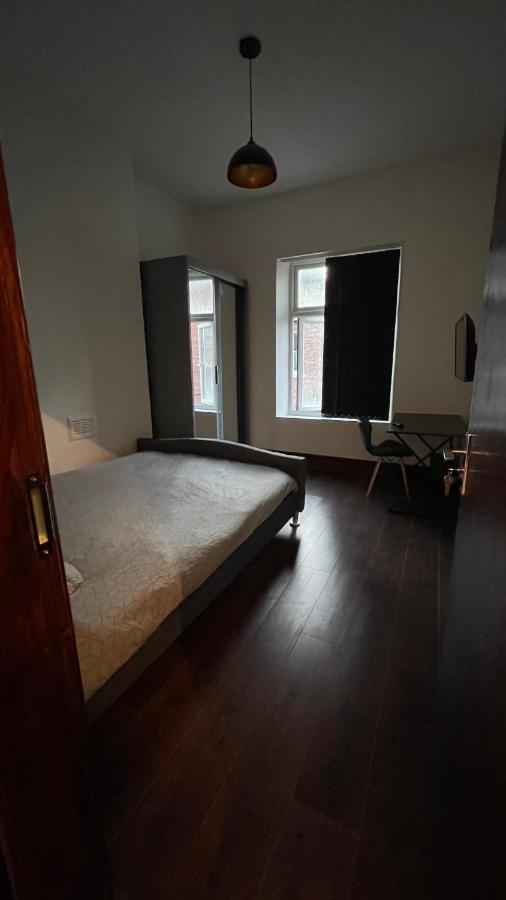 Moon House Central Location Манчестър Екстериор снимка
